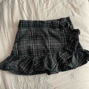 EUC Girls Janie and Jack 2T black and green plaid skirt